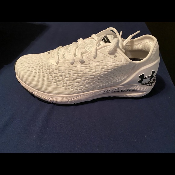 white tennis shoes under armour